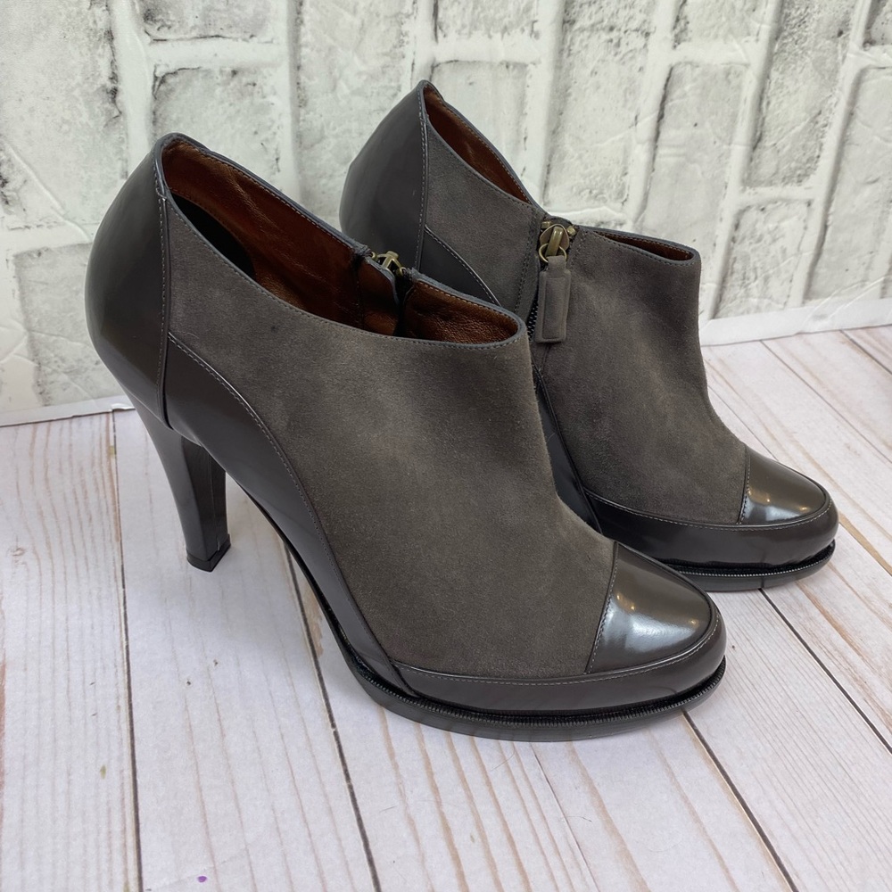 Banfi Zambrell Suede Side zip heel. Size 9. Heel heigh is 4.5 and 1/2 platform
